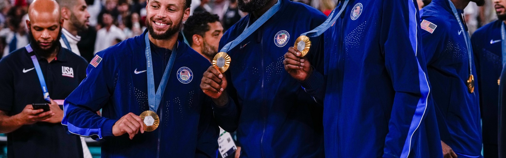 GA黄金甲登录入口-美记：现役75大退役后大概率都能进名人堂 詹杜库登威 炮字眉卡表